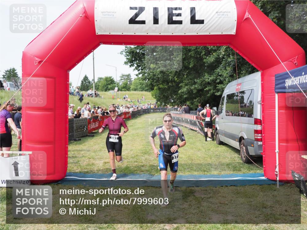 21.06.2025 - 27. Vierlanden-Triathlon MichiJ http://msf.ph/oto/7999603 15.06.2026 11:23:10 Ziel 372, 592 meine-sportfotos.de