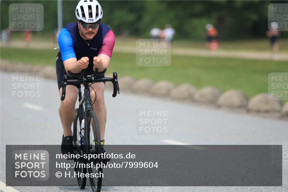 21.06.2025 - 27. Vierlanden-Triathlon H.Heesch http://msf.ph/oto/7999604 15.06.2025 12:31:13 Radfahren 750 meine-sportfotos.de