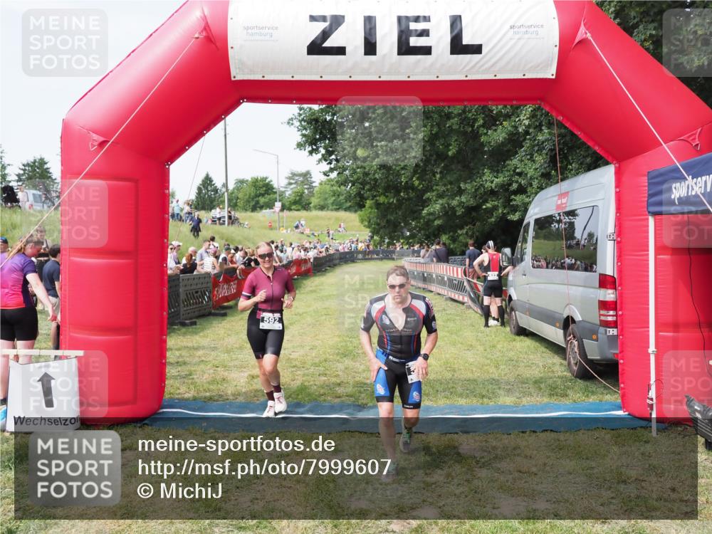 21.06.2025 - 27. Vierlanden-Triathlon MichiJ http://msf.ph/oto/7999607 15.06.2026 11:23:10 Ziel 372, 592 meine-sportfotos.de