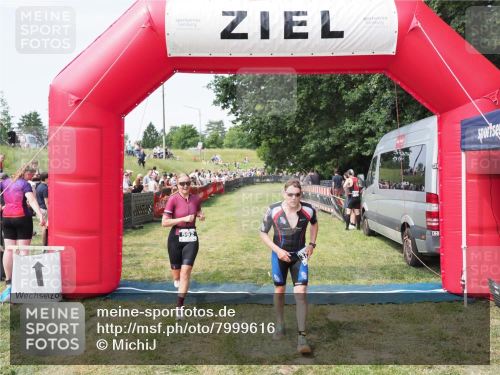 21.06.2025 - 27. Vierlanden-Triathlon MichiJ http://msf.ph/oto/7999616 15.06.2026 11:23:10 Ziel 372, 592 meine-sportfotos.de