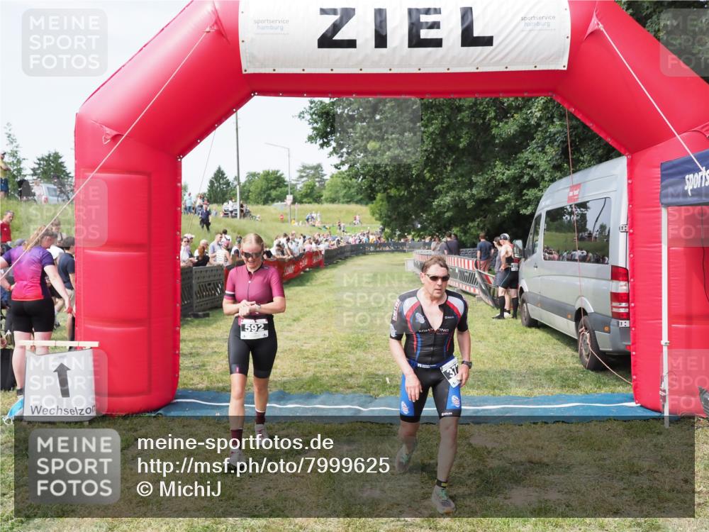 21.06.2025 - 27. Vierlanden-Triathlon MichiJ http://msf.ph/oto/7999625 15.06.2026 11:23:10 Ziel 372, 592 meine-sportfotos.de