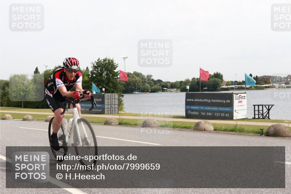 15.06.2025 - 27. Vierlanden-Triathlon H.Heesch http://msf.ph/oto/7999659 15.06.2025 10:24:56 Radfahren 231 meine-sportfotos.de