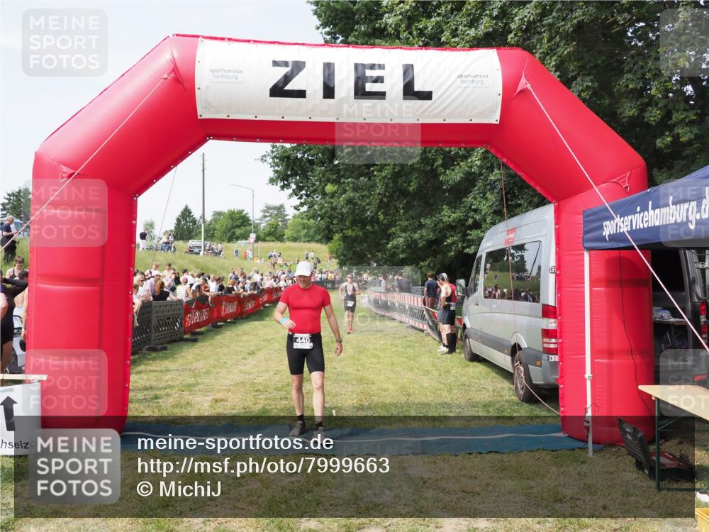 21.06.2025 - 27. Vierlanden-Triathlon MichiJ http://msf.ph/oto/7999663 15.06.2026 11:23:39 Ziel 418, 440 meine-sportfotos.de