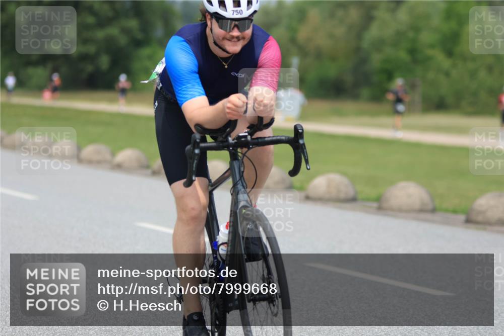 21.06.2025 - 27. Vierlanden-Triathlon H.Heesch http://msf.ph/oto/7999668 15.06.2025 12:31:15 Radfahren 750 meine-sportfotos.de