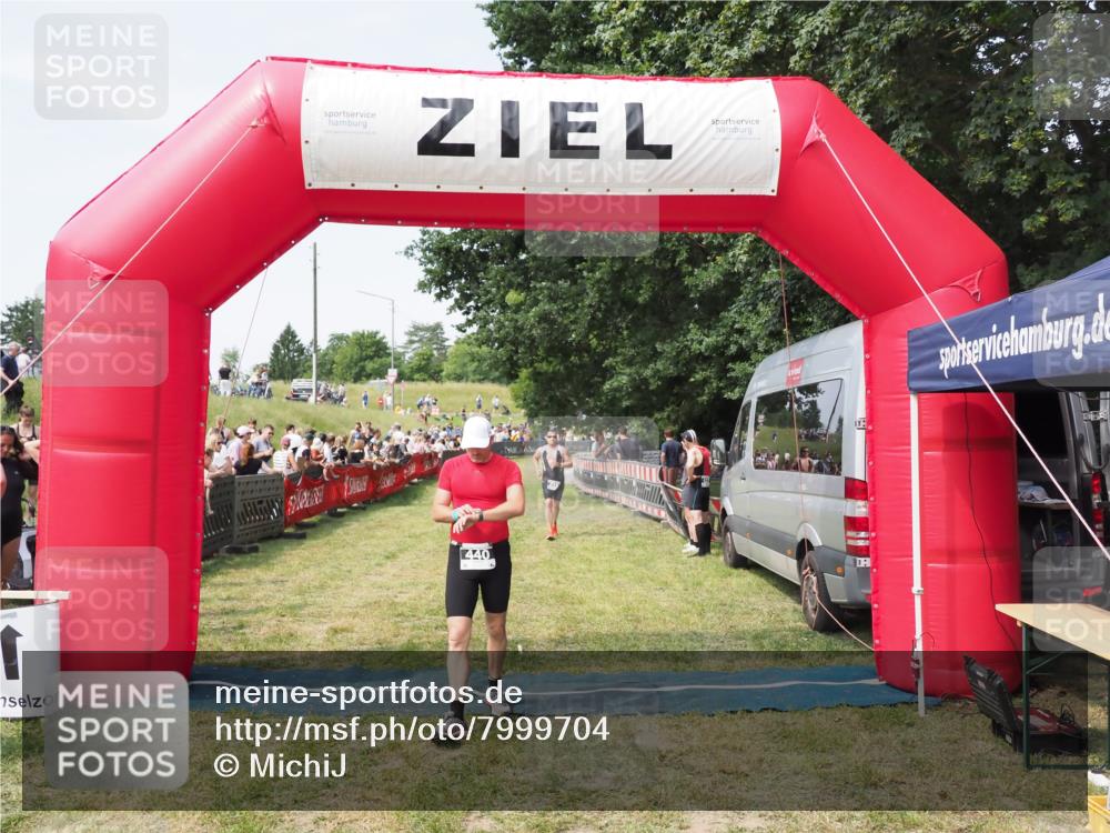 21.06.2025 - 27. Vierlanden-Triathlon MichiJ http://msf.ph/oto/7999704 15.06.2026 11:23:40 Ziel 418, 440 meine-sportfotos.de