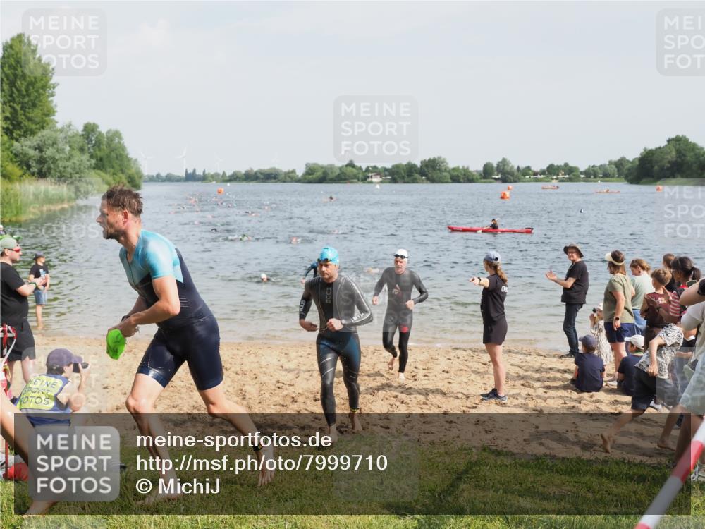 21.06.2025 - 27. Vierlanden-Triathlon MichiJ http://msf.ph/oto/7999710 15.06.2026 10:03:43 Schwimmen 377, 425, 432, 436, 439 meine-sportfotos.de
