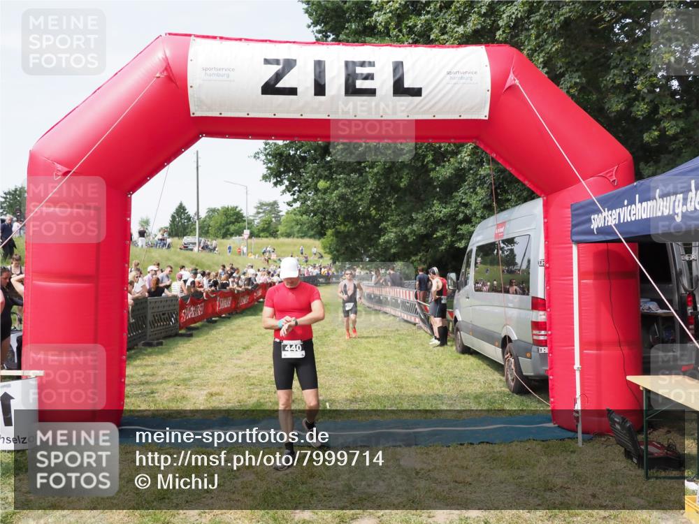 21.06.2025 - 27. Vierlanden-Triathlon MichiJ http://msf.ph/oto/7999714 15.06.2026 11:23:40 Ziel 418, 440 meine-sportfotos.de
