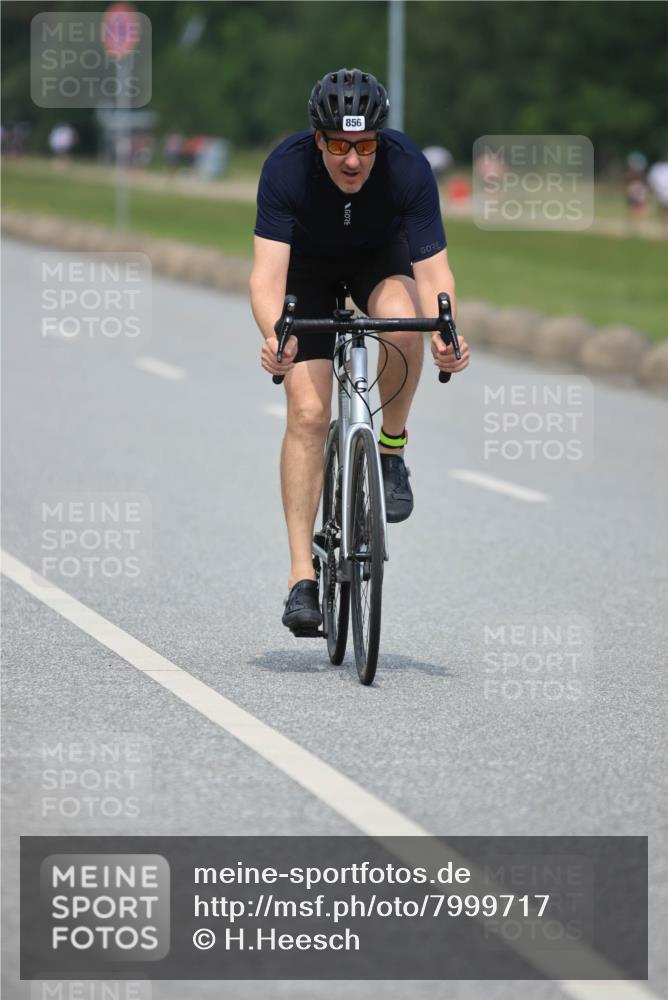 21.06.2025 - 27. Vierlanden-Triathlon H.Heesch http://msf.ph/oto/7999717 15.06.2025 12:31:28 Radfahren 779, 856 meine-sportfotos.de