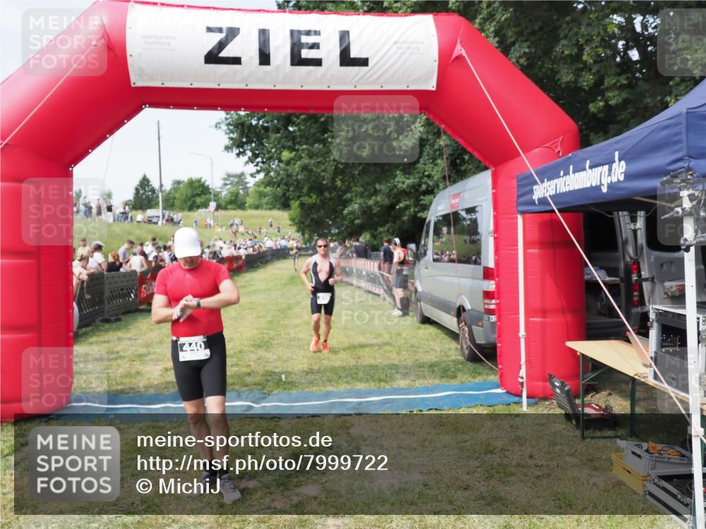 21.06.2025 - 27. Vierlanden-Triathlon MichiJ http://msf.ph/oto/7999722 15.06.2026 11:23:42 Ziel 418, 440 meine-sportfotos.de