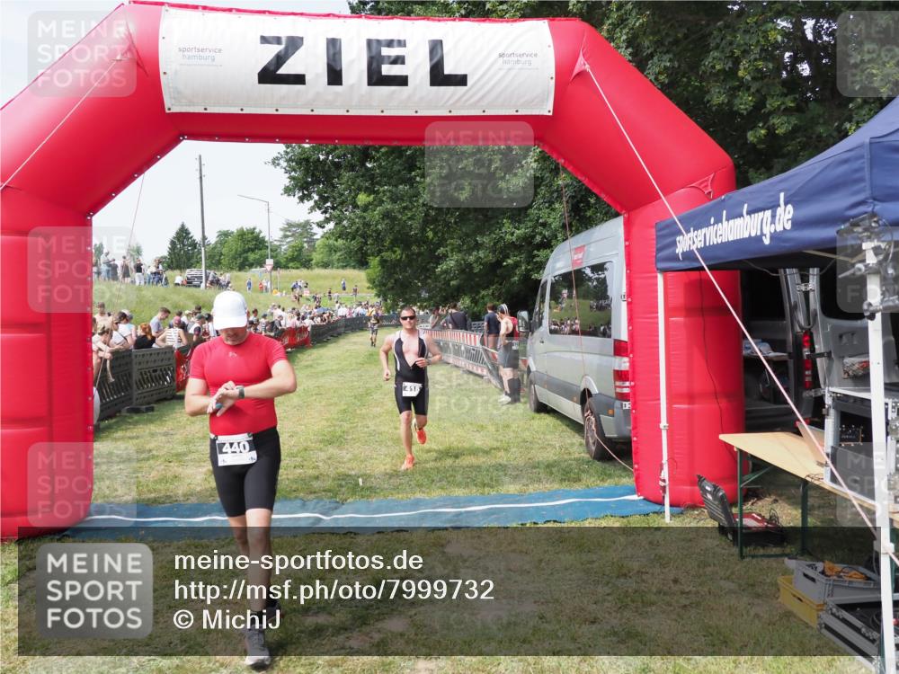 21.06.2025 - 27. Vierlanden-Triathlon MichiJ http://msf.ph/oto/7999732 15.06.2026 11:23:43 Ziel 418, 440 meine-sportfotos.de
