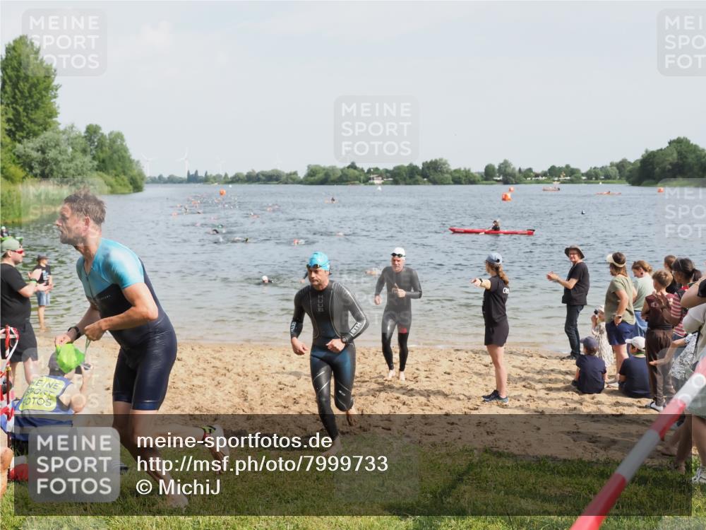 21.06.2025 - 27. Vierlanden-Triathlon MichiJ http://msf.ph/oto/7999733 15.06.2026 10:03:43 Schwimmen 377, 425, 432, 436, 439 meine-sportfotos.de