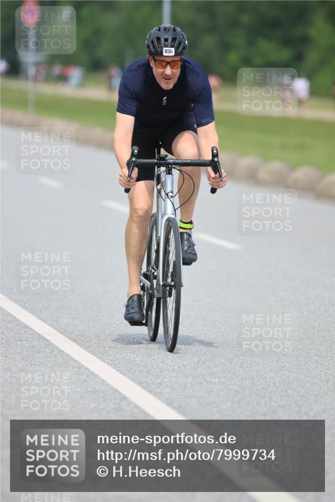 21.06.2025 - 27. Vierlanden-Triathlon H.Heesch http://msf.ph/oto/7999734 15.06.2025 12:31:28 Radfahren 779, 856 meine-sportfotos.de