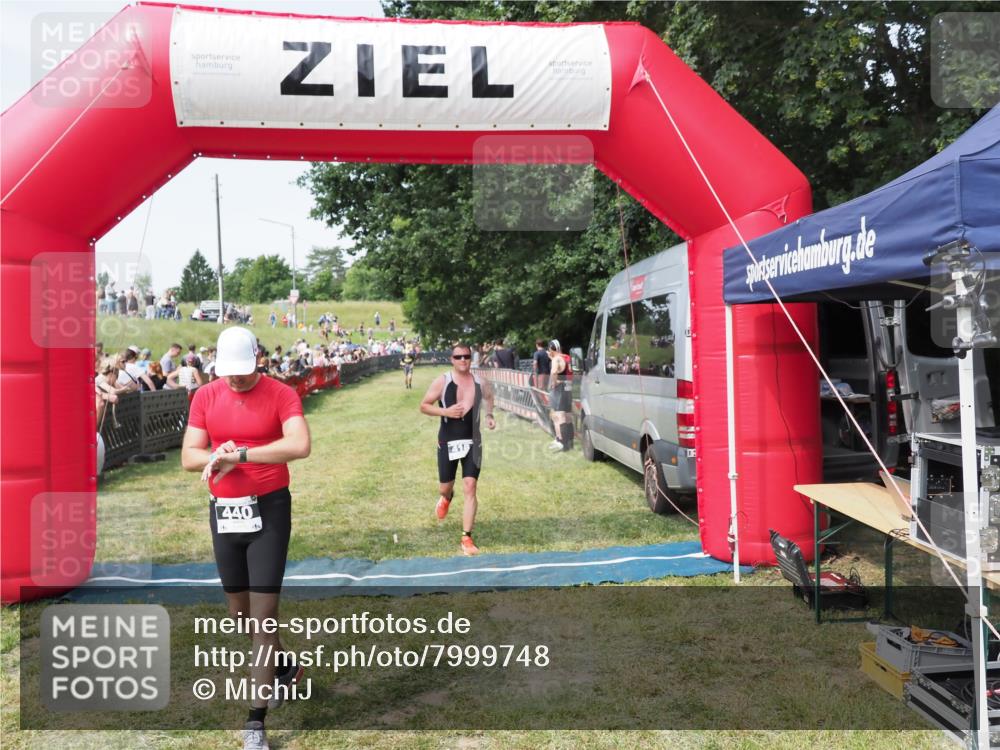21.06.2025 - 27. Vierlanden-Triathlon MichiJ http://msf.ph/oto/7999748 15.06.2026 11:23:43 Ziel 418, 440 meine-sportfotos.de