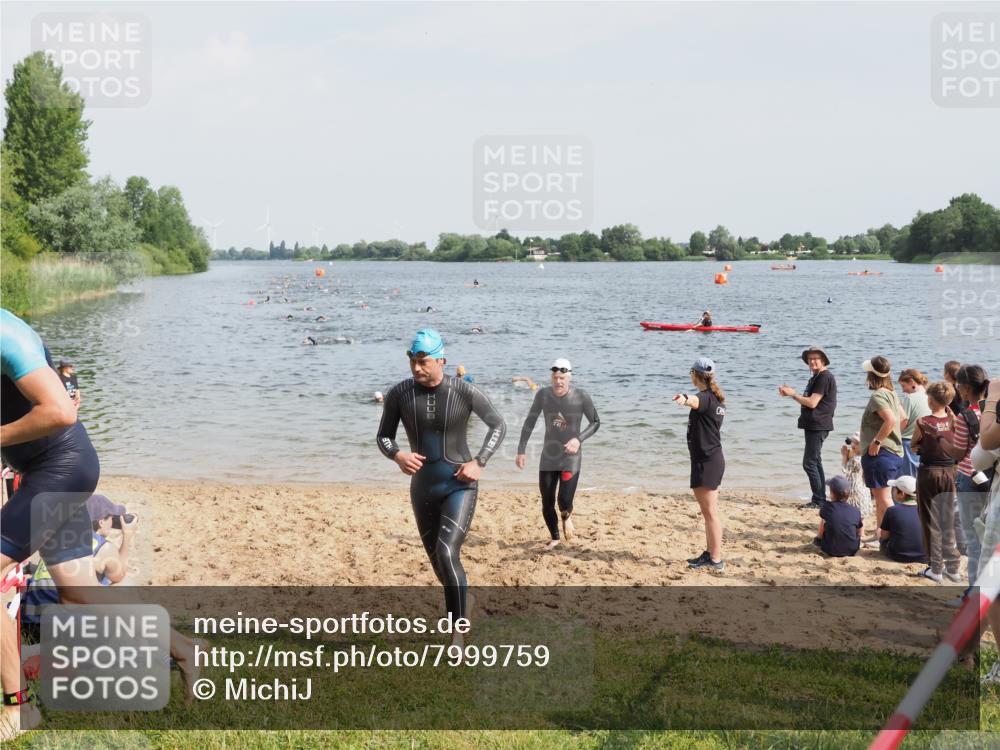 21.06.2025 - 27. Vierlanden-Triathlon MichiJ http://msf.ph/oto/7999759 15.06.2026 10:03:43 Schwimmen 377, 425, 432, 436, 439 meine-sportfotos.de