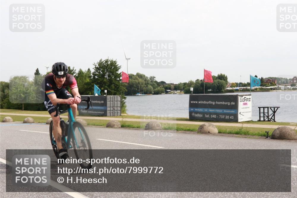 15.06.2025 - 27. Vierlanden-Triathlon H.Heesch http://msf.ph/oto/7999772 15.06.2025 10:27:04 Radfahren 35, 288, 479, 557, 588 meine-sportfotos.de
