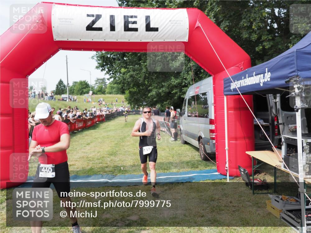 21.06.2025 - 27. Vierlanden-Triathlon MichiJ http://msf.ph/oto/7999775 15.06.2026 11:23:44 Ziel 418, 440 meine-sportfotos.de