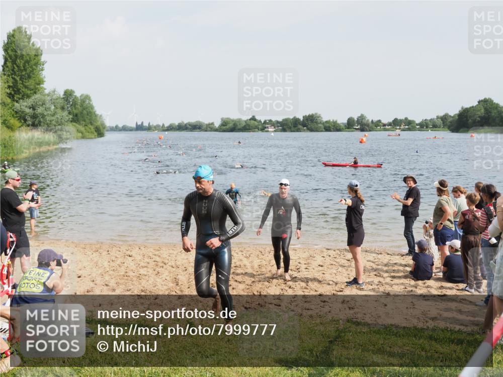 21.06.2025 - 27. Vierlanden-Triathlon MichiJ http://msf.ph/oto/7999777 15.06.2026 10:03:43 Schwimmen 377, 425, 432, 436, 439 meine-sportfotos.de