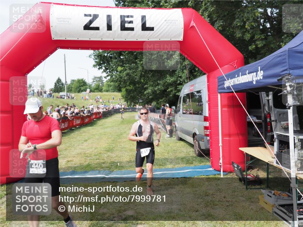 21.06.2025 - 27. Vierlanden-Triathlon MichiJ http://msf.ph/oto/7999781 15.06.2026 11:23:44 Ziel 418, 440 meine-sportfotos.de