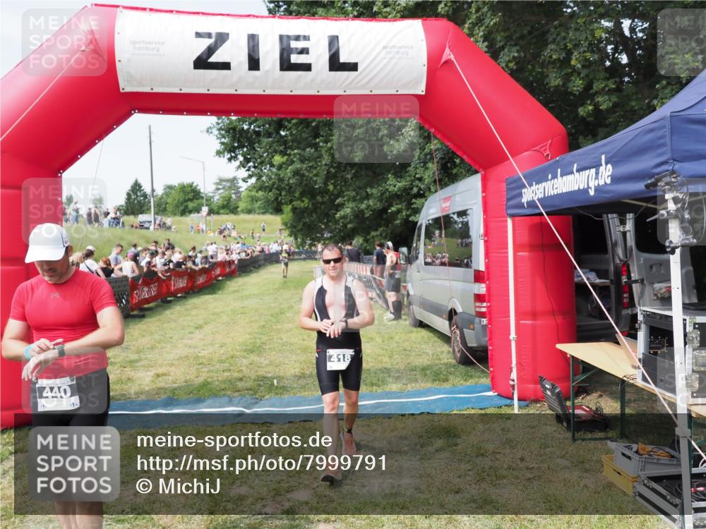 21.06.2025 - 27. Vierlanden-Triathlon MichiJ http://msf.ph/oto/7999791 15.06.2026 11:23:44 Ziel 418, 440 meine-sportfotos.de