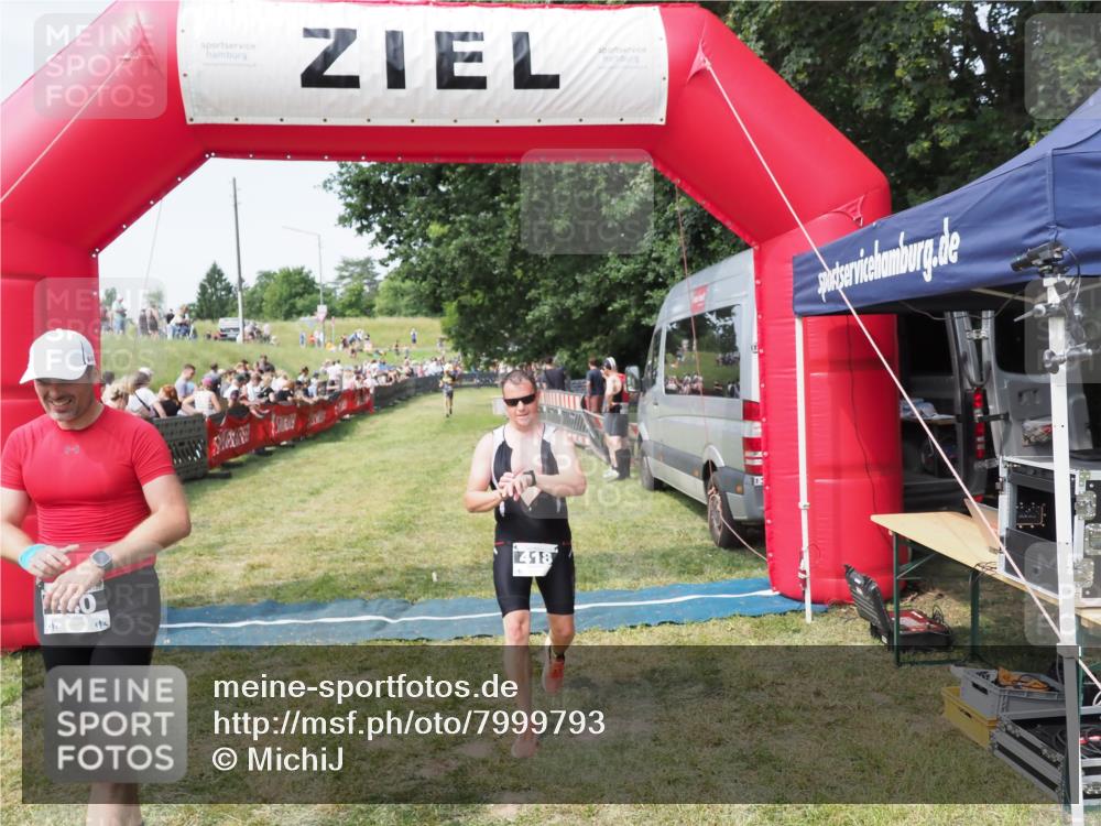 21.06.2025 - 27. Vierlanden-Triathlon MichiJ http://msf.ph/oto/7999793 15.06.2026 11:23:44 Ziel 418, 440 meine-sportfotos.de