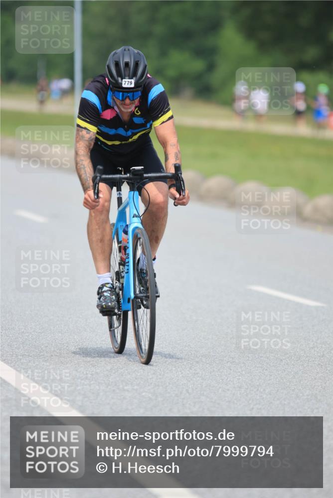 21.06.2025 - 27. Vierlanden-Triathlon H.Heesch http://msf.ph/oto/7999794 15.06.2025 12:31:32 Radfahren 779, 785, 856 meine-sportfotos.de