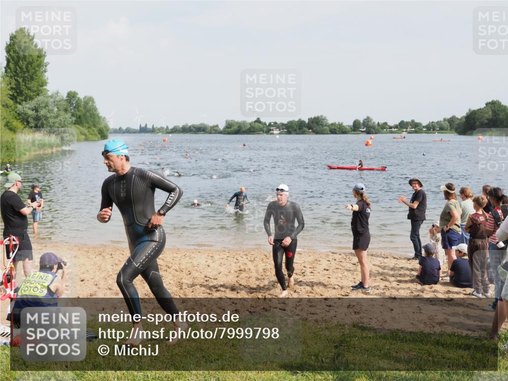 21.06.2025 - 27. Vierlanden-Triathlon MichiJ http://msf.ph/oto/7999798 15.06.2026 10:03:44 Schwimmen 377, 425, 432, 436, 439, 1398 meine-sportfotos.de