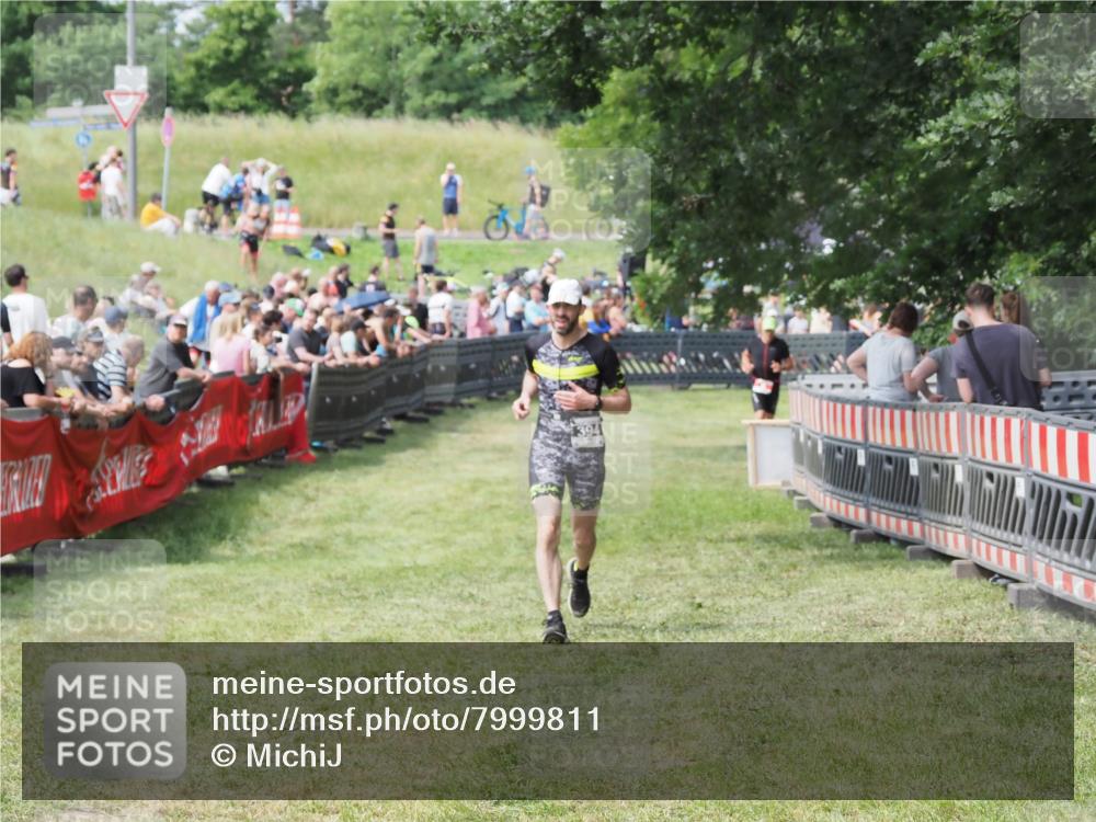 21.06.2025 - 27. Vierlanden-Triathlon MichiJ http://msf.ph/oto/7999811 15.06.2026 11:23:49 Ziel 394, 418 meine-sportfotos.de