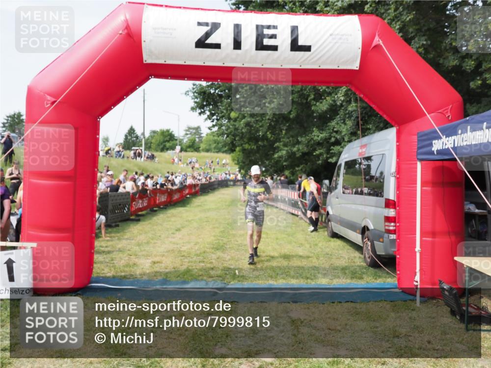 21.06.2025 - 27. Vierlanden-Triathlon MichiJ http://msf.ph/oto/7999815 15.06.2026 11:23:52 Ziel 394 meine-sportfotos.de