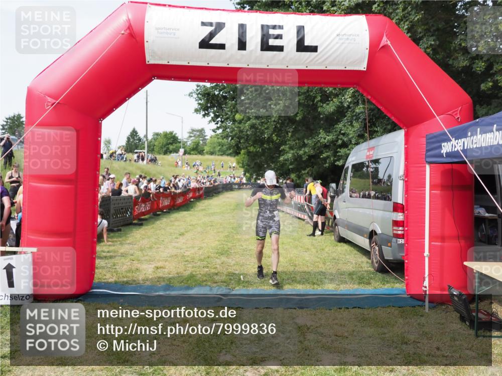 21.06.2025 - 27. Vierlanden-Triathlon MichiJ http://msf.ph/oto/7999836 15.06.2026 11:23:52 Ziel 394 meine-sportfotos.de