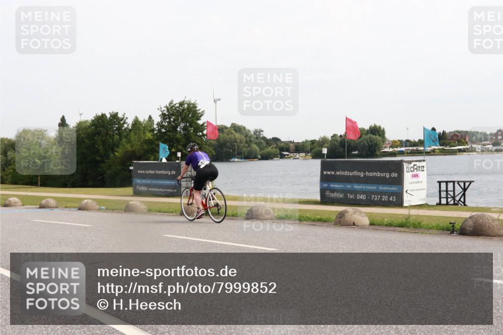 15.06.2025 - 27. Vierlanden-Triathlon H.Heesch http://msf.ph/oto/7999852 15.06.2025 10:27:25 Radfahren 176, 206, 549, 594 meine-sportfotos.de