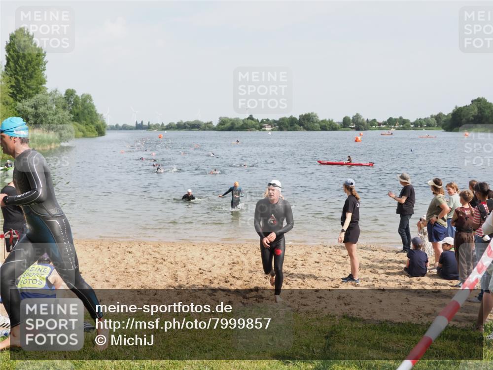 21.06.2025 - 27. Vierlanden-Triathlon MichiJ http://msf.ph/oto/7999857 15.06.2026 10:03:44 Schwimmen 377, 425, 432, 436, 439, 1398 meine-sportfotos.de