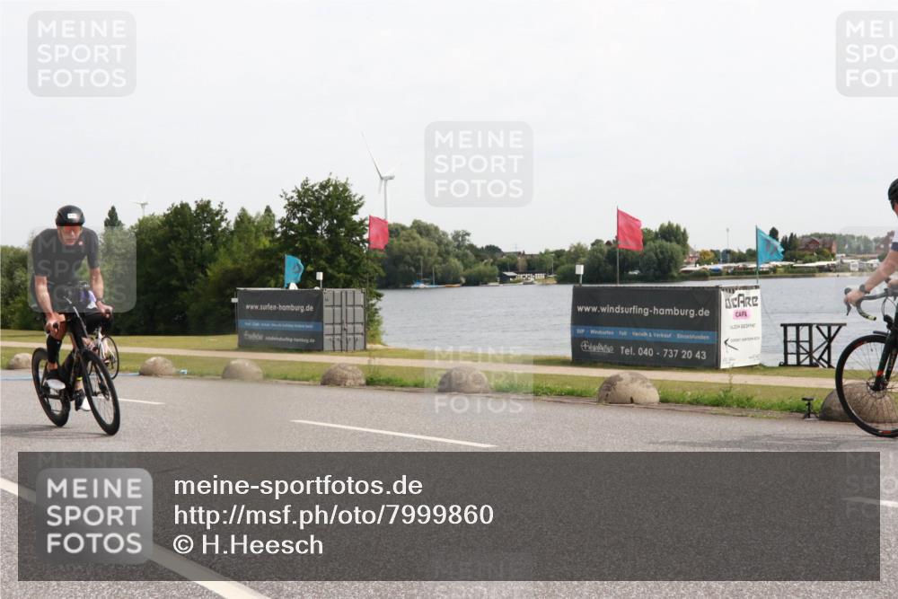 15.06.2025 - 27. Vierlanden-Triathlon H.Heesch http://msf.ph/oto/7999860 15.06.2025 10:27:26 Radfahren 176, 206, 549, 594 meine-sportfotos.de