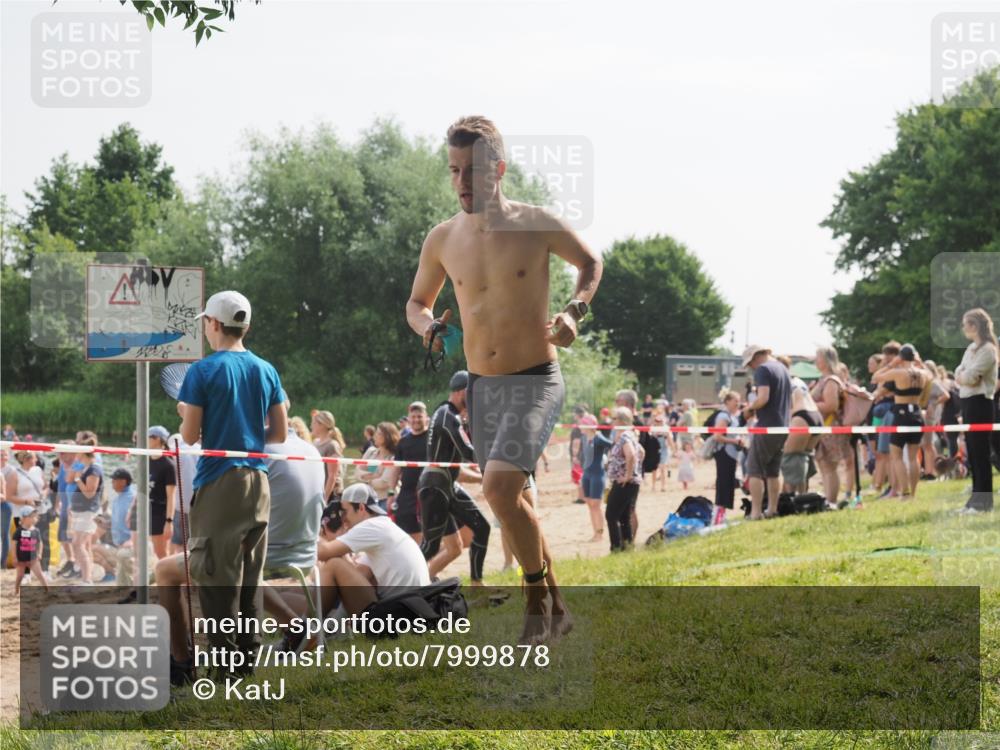 15.06.2025 - 27. Vierlanden-Triathlon KatJ http://msf.ph/oto/7999878 15.06.2025 09:56:52 Schwimmen 258, 275, 281, 301, 320 meine-sportfotos.de