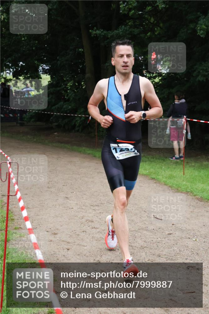 21.06.2025 - 27. Vierlanden-Triathlon Lena Gebhardt http://msf.ph/oto/7999887 15.06.2025 14:01:17 Laufen  meine-sportfotos.de