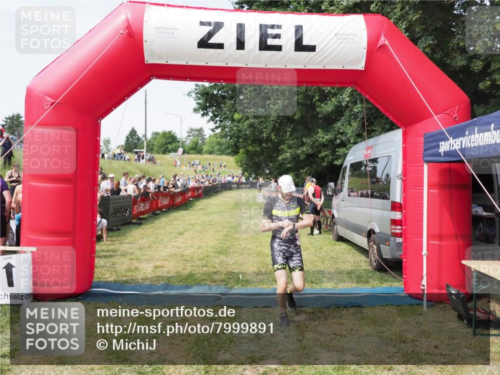21.06.2025 - 27. Vierlanden-Triathlon MichiJ http://msf.ph/oto/7999891 15.06.2026 11:23:53 Ziel 394 meine-sportfotos.de