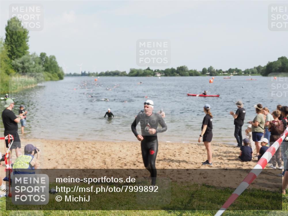 21.06.2025 - 27. Vierlanden-Triathlon MichiJ http://msf.ph/oto/7999892 15.06.2026 10:03:45 Schwimmen 377, 425, 432, 436, 439, 1398 meine-sportfotos.de