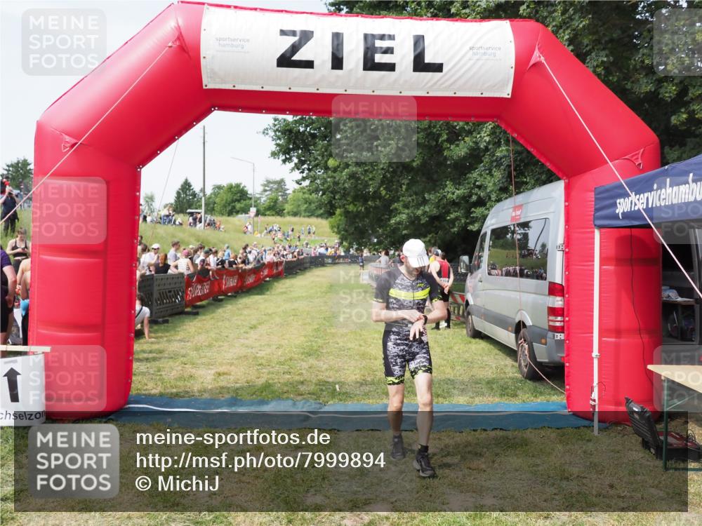 21.06.2025 - 27. Vierlanden-Triathlon MichiJ http://msf.ph/oto/7999894 15.06.2026 11:23:53 Ziel 394 meine-sportfotos.de