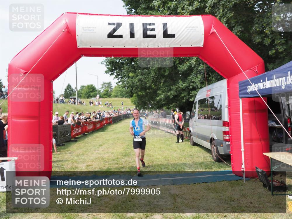 21.06.2025 - 27. Vierlanden-Triathlon MichiJ http://msf.ph/oto/7999905 15.06.2026 11:24:06 Ziel 455 meine-sportfotos.de