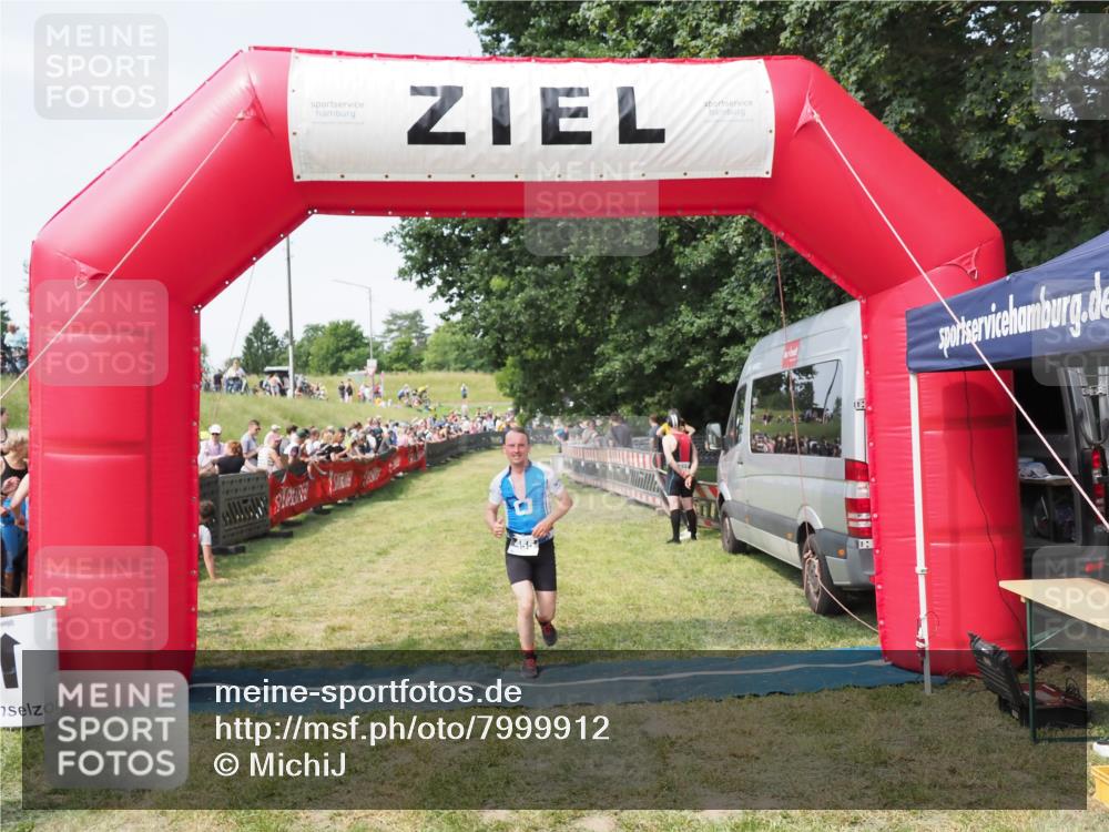 21.06.2025 - 27. Vierlanden-Triathlon MichiJ http://msf.ph/oto/7999912 15.06.2026 11:24:07 Ziel 455 meine-sportfotos.de