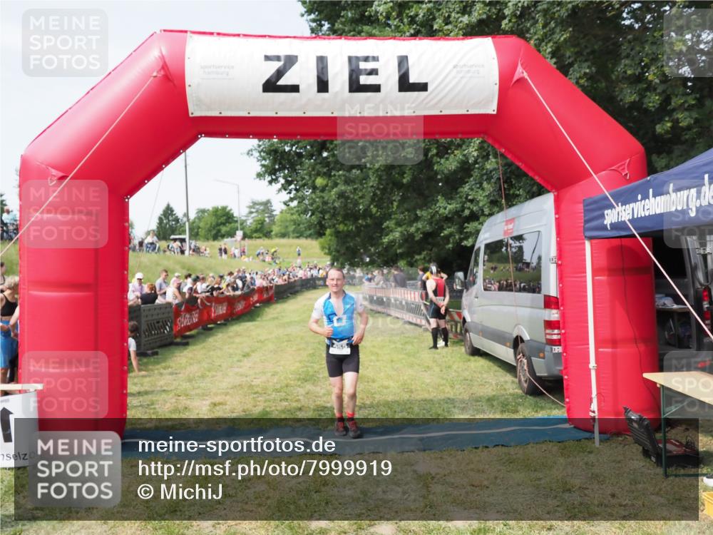 21.06.2025 - 27. Vierlanden-Triathlon MichiJ http://msf.ph/oto/7999919 15.06.2026 11:24:07 Ziel 455 meine-sportfotos.de