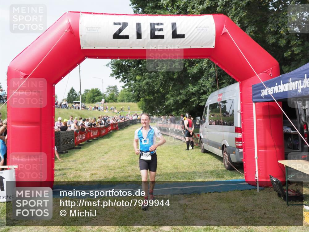 21.06.2025 - 27. Vierlanden-Triathlon MichiJ http://msf.ph/oto/7999944 15.06.2026 11:24:07 Ziel 455 meine-sportfotos.de