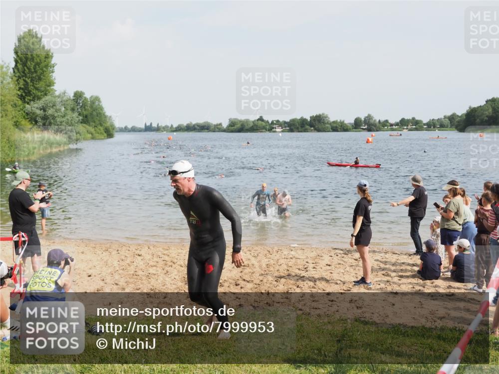 21.06.2025 - 27. Vierlanden-Triathlon MichiJ http://msf.ph/oto/7999953 15.06.2026 10:03:45 Schwimmen 377, 425, 432, 436, 439, 1398 meine-sportfotos.de