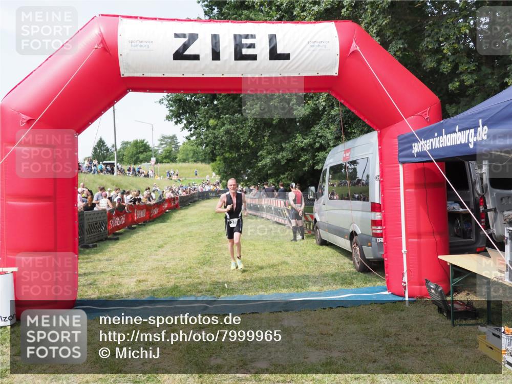 21.06.2025 - 27. Vierlanden-Triathlon MichiJ http://msf.ph/oto/7999965 15.06.2026 11:24:25 Ziel 376 meine-sportfotos.de