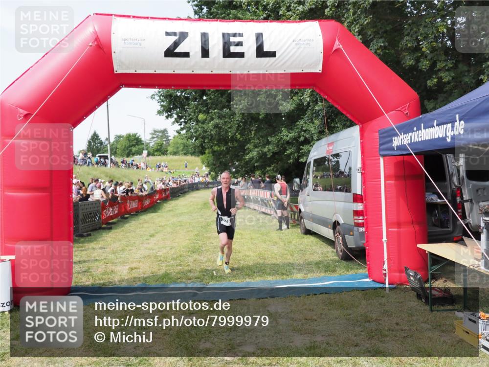 21.06.2025 - 27. Vierlanden-Triathlon MichiJ http://msf.ph/oto/7999979 15.06.2026 11:24:25 Ziel 376 meine-sportfotos.de