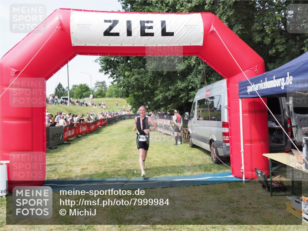 21.06.2025 - 27. Vierlanden-Triathlon MichiJ http://msf.ph/oto/7999984 15.06.2026 11:24:25 Ziel 376 meine-sportfotos.de