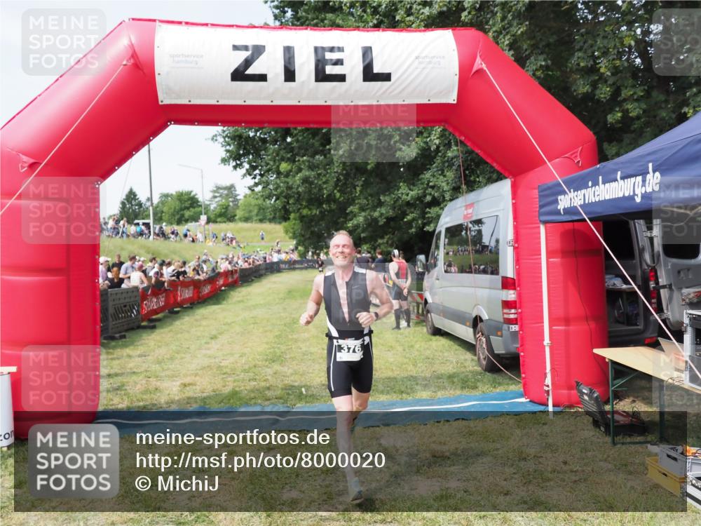21.06.2025 - 27. Vierlanden-Triathlon MichiJ http://msf.ph/oto/8000020 15.06.2026 11:24:26 Ziel 376 meine-sportfotos.de