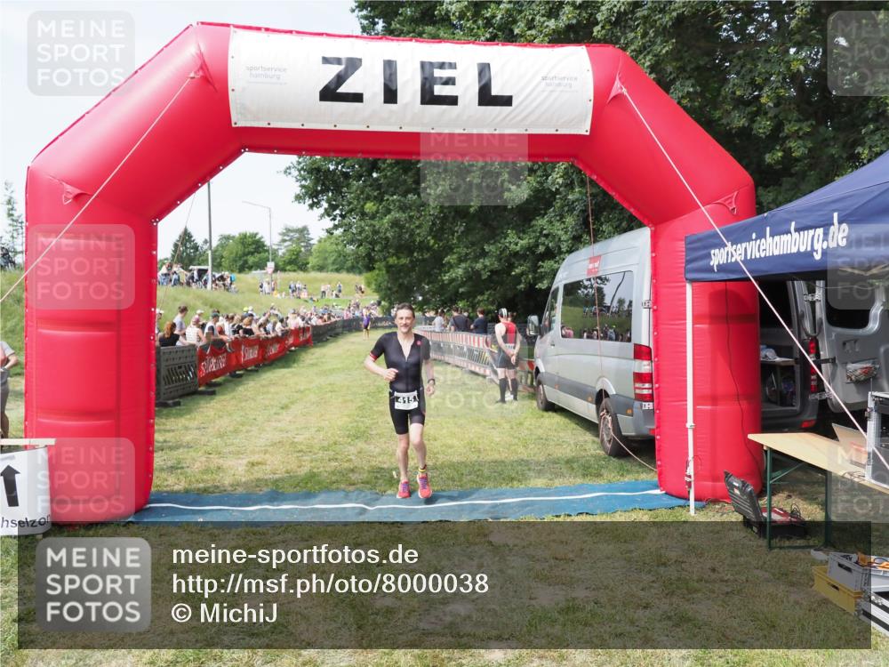 21.06.2025 - 27. Vierlanden-Triathlon MichiJ http://msf.ph/oto/8000038 15.06.2026 11:24:39 Ziel 415 meine-sportfotos.de