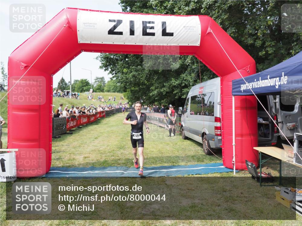 21.06.2025 - 27. Vierlanden-Triathlon MichiJ http://msf.ph/oto/8000044 15.06.2026 11:24:39 Ziel 415 meine-sportfotos.de