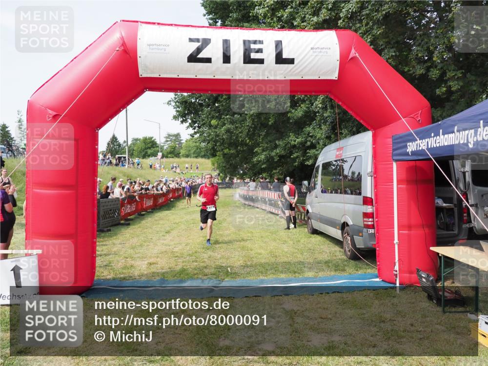 21.06.2025 - 27. Vierlanden-Triathlon MichiJ http://msf.ph/oto/8000091 15.06.2026 11:24:52 Ziel 448 meine-sportfotos.de