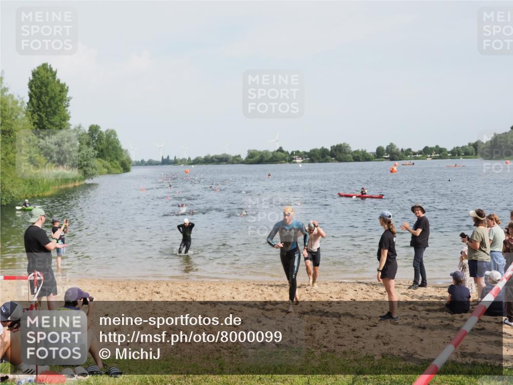 21.06.2025 - 27. Vierlanden-Triathlon MichiJ http://msf.ph/oto/8000099 15.06.2026 10:03:50 Schwimmen 377, 415, 427, 436, 439, 1398 meine-sportfotos.de